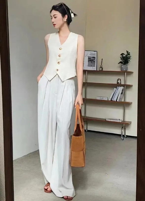10 outfit toàn áo quần bình dân nhưng ai diện lên cũng đẹp, trông như &#34;yêu nữ hàng hiệu&#34; - 3