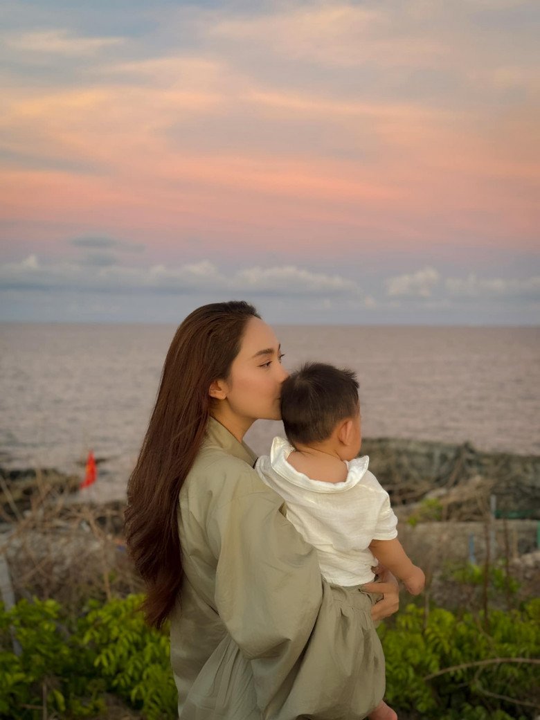 Ai bảo có con là không dám mặc hở, nhìn cách Minh Hằng cởi cúc áo lấp ló vòng một mà học hỏi - 2