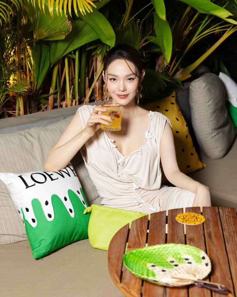 Ai bảo có con là không dám mặc hở, nhìn cách Minh Hằng cởi cúc áo lấp ló vòng một mà học hỏi - 10