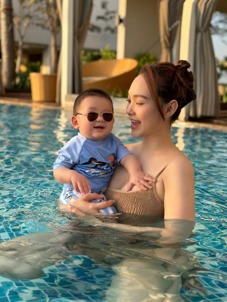 Ai bảo có con là không dám mặc hở, nhìn cách Minh Hằng cởi cúc áo lấp ló vòng một mà học hỏi - 1
