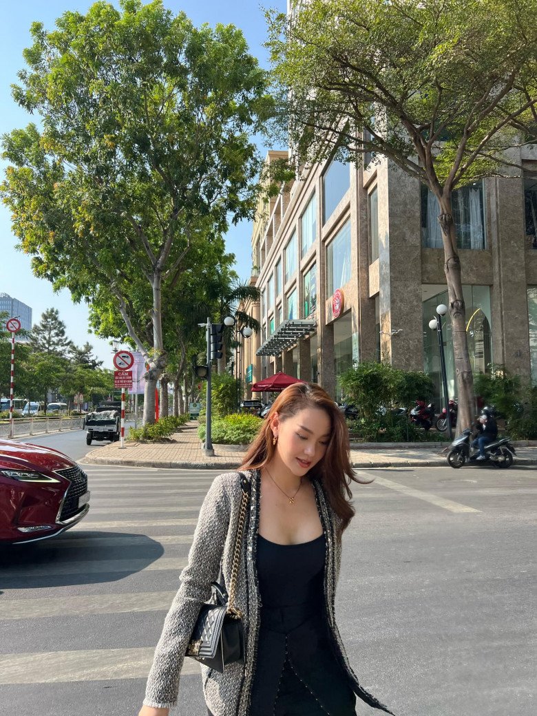 Ai bảo có con là không dám mặc hở, nhìn cách Minh Hằng cởi cúc áo lấp ló vòng một mà học hỏi - 11