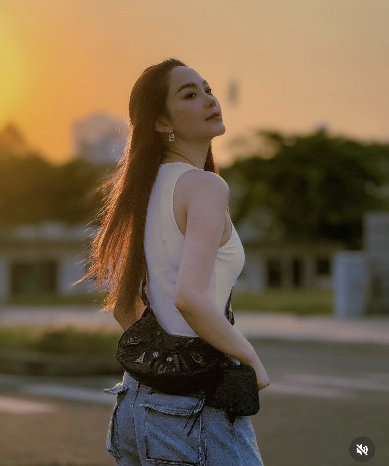 Ai bảo có con là không dám mặc hở, nhìn cách Minh Hằng cởi cúc áo lấp ló vòng một mà học hỏi - 12