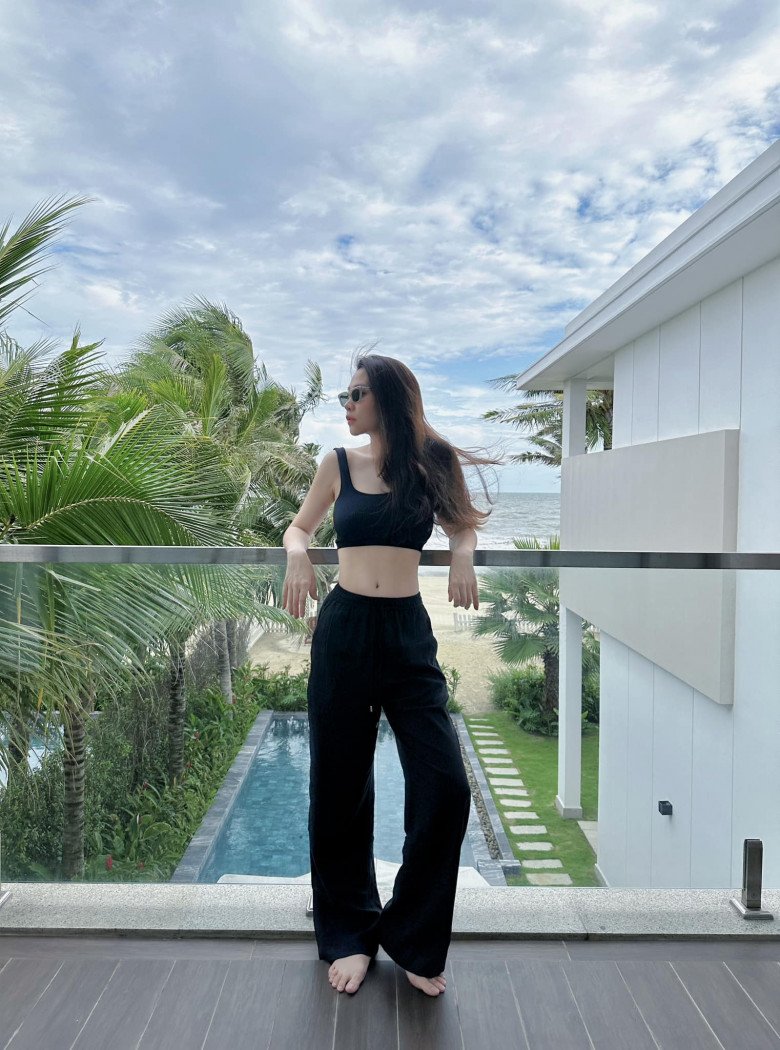 Đi biển chẳng mặc bikini, Đàm Thu Trang thể hiện đẳng cấp phu nhân tổng tài với đồ trăm triệu - 3