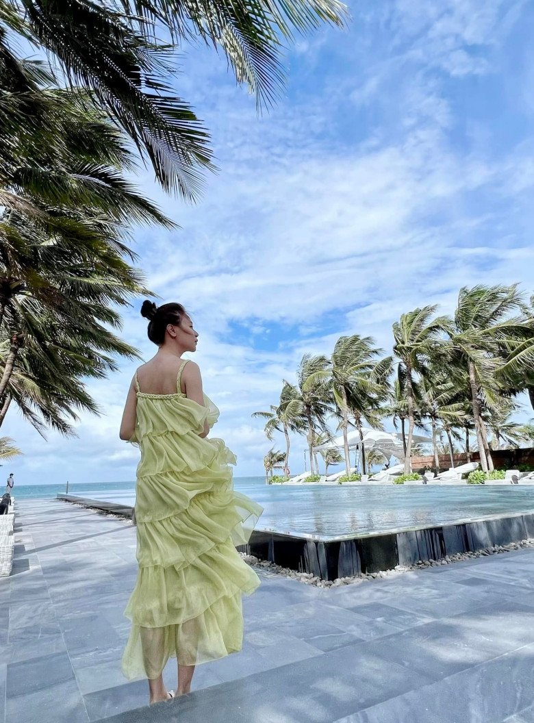 Đi biển chẳng mặc bikini, Đàm Thu Trang thể hiện đẳng cấp phu nhân tổng tài với đồ trăm triệu - 4
