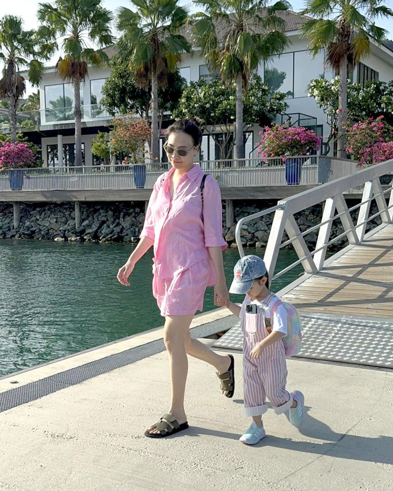 Đi biển chẳng mặc bikini, Đàm Thu Trang thể hiện đẳng cấp phu nhân tổng tài với đồ trăm triệu - 1