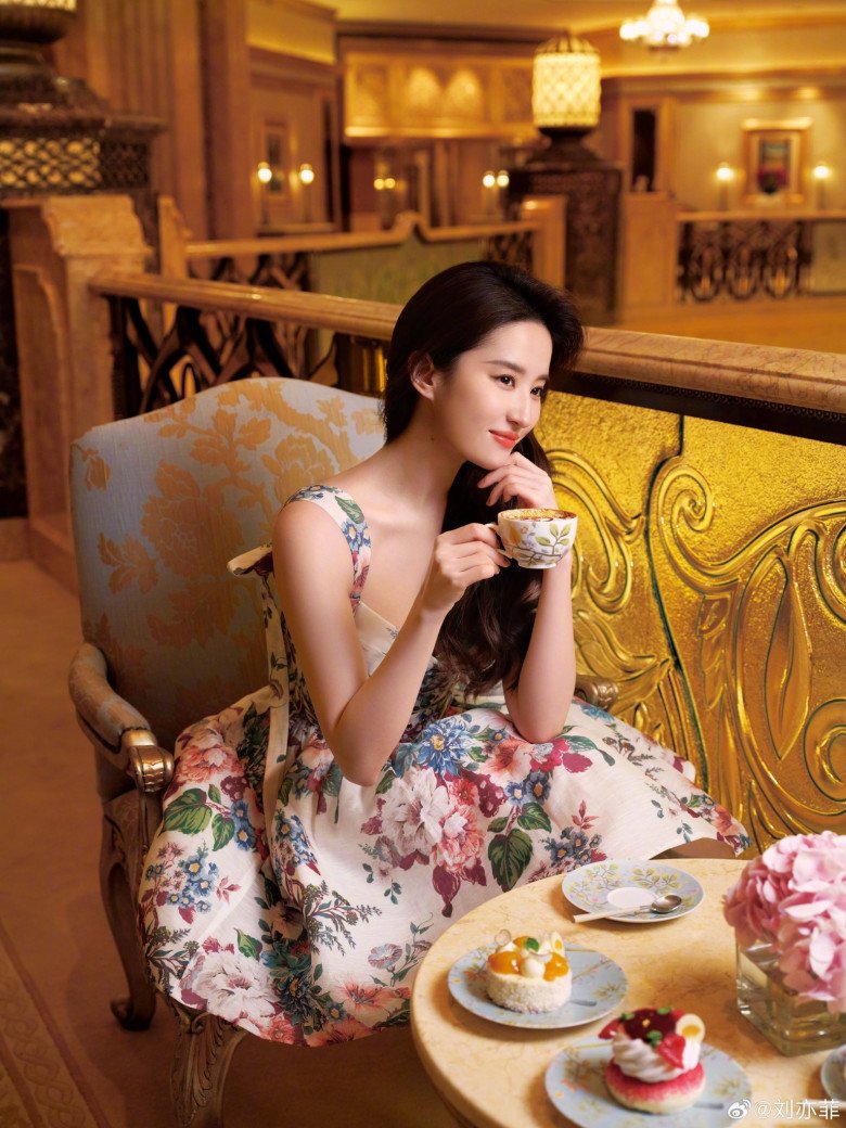 &#34;Thần tiên tỷ tỷ&#34; bị vây quanh bởi hàng trăm người, lộ body thật không thon gọn nhưng vẫn đẹp khó chê - 12