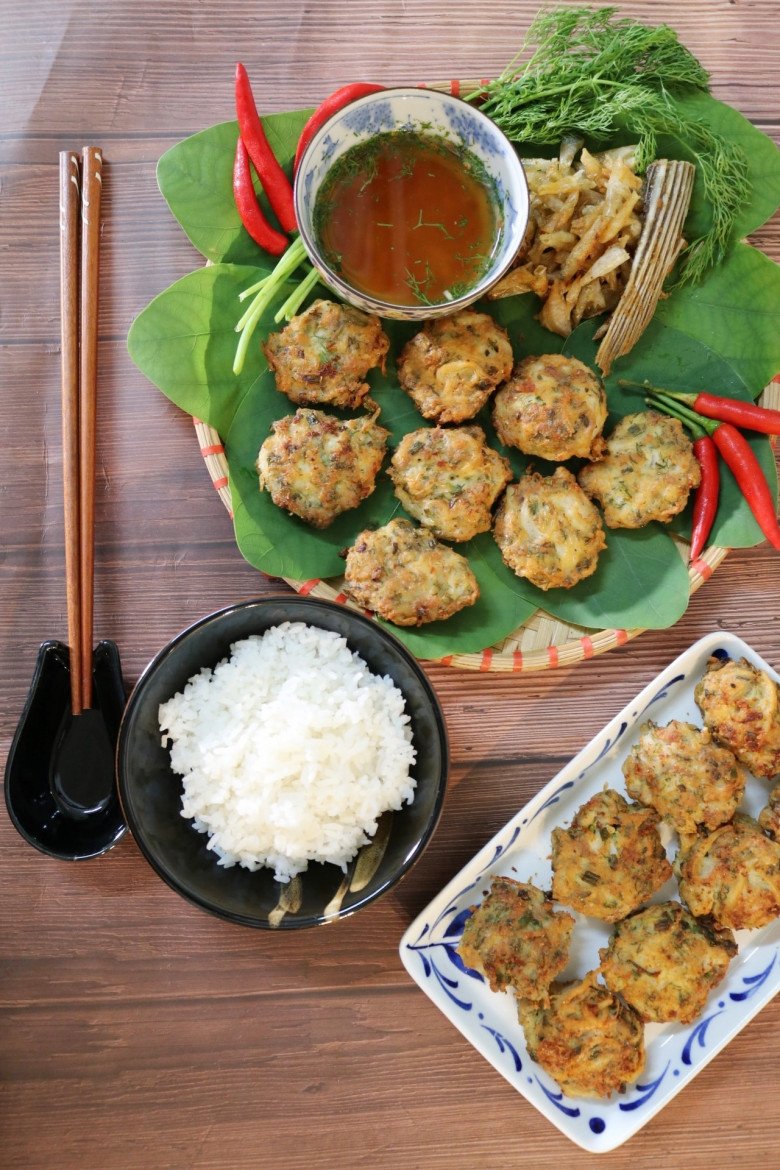 Loại cá bé hơn đầu đũa là đặc sản đang vào mùa, giá 200.000 đồng/kg đem làm chả ăn cực cuốn - 1