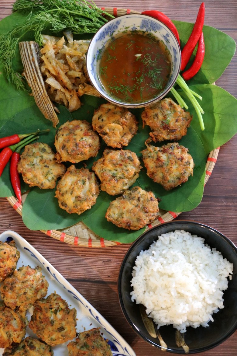 Loại cá bé hơn đầu đũa là đặc sản đang vào mùa, giá 200.000 đồng/kg đem làm chả ăn cực cuốn - 6