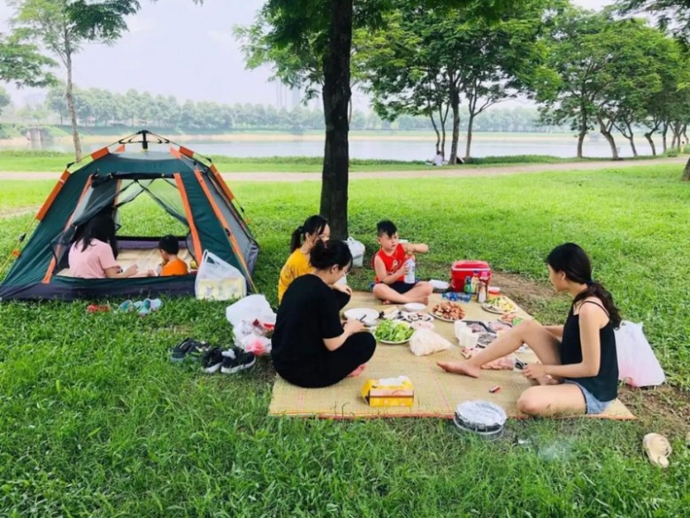 Gia đình có con nhỏ đi picnic ở đâu: Lưu lại ngay 5 địa chỉ giữa lòng Hà Nội - 1
