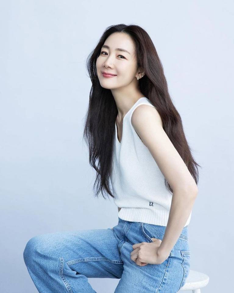 Học các mỹ nhân Hàn Quốc phối quần jeans quen thuộc theo phong cách &#34;toát ra mùi tiền&#34; - 4