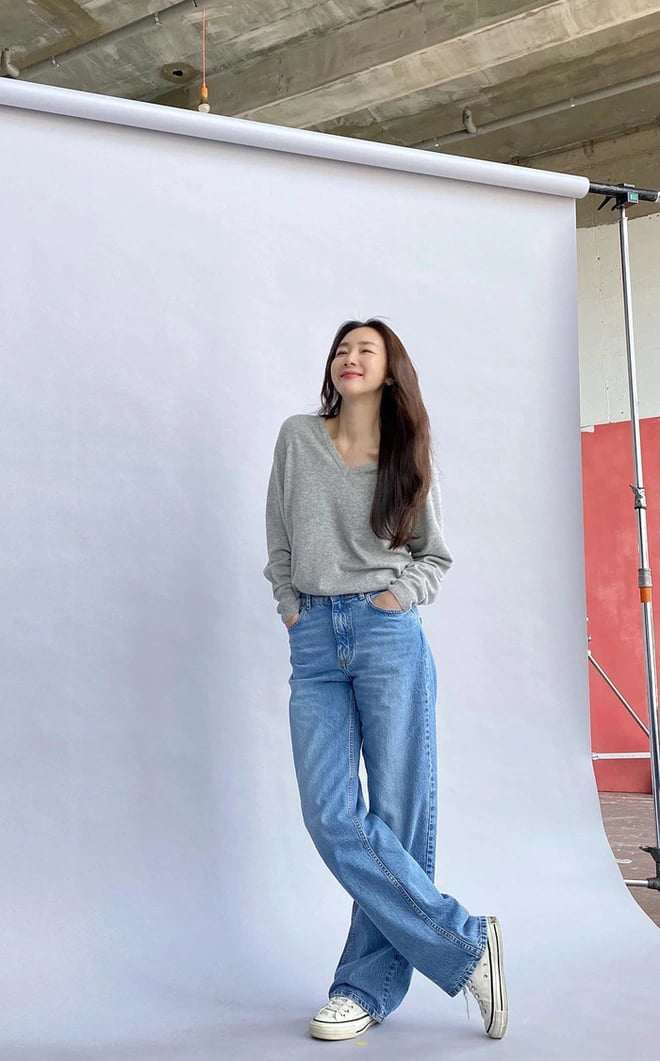 Học các mỹ nhân Hàn Quốc phối quần jeans quen thuộc theo phong cách &#34;toát ra mùi tiền&#34; - 6