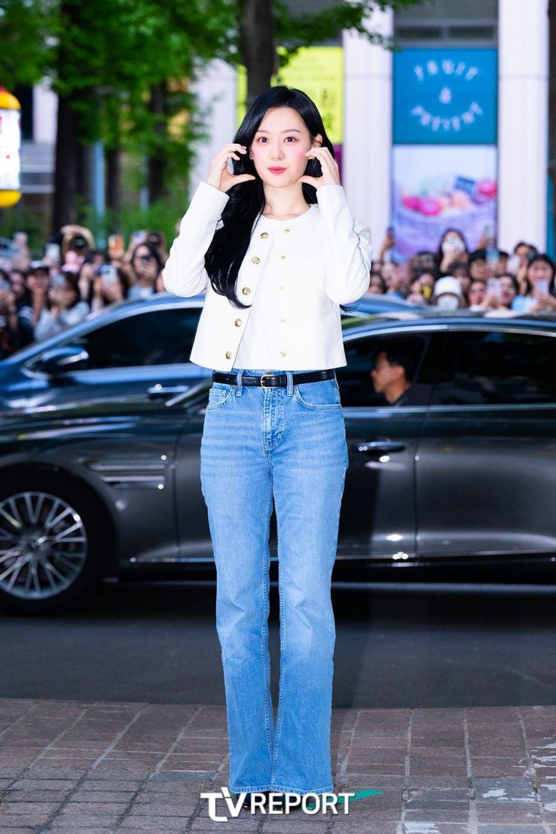 Học các mỹ nhân Hàn Quốc phối quần jeans quen thuộc theo phong cách &#34;toát ra mùi tiền&#34; - 7