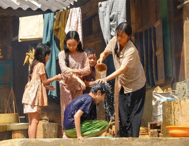 Mỹ nhân bí ẩn có câu nói &#34;để đời&#34; trong Lật Mặt 7: Là người duy nhất đóng cùng 4 con của Lý Hải Minh Hà - 1