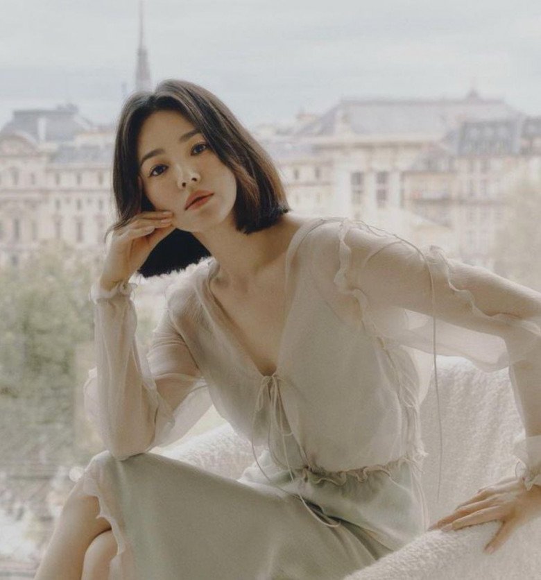 Dự sự kiện có chồng cũ, Song Hye Kyo mặc đầm xẻ ngực sâu hun hút, ảnh chụp lén đẹp không chê nổi - 6