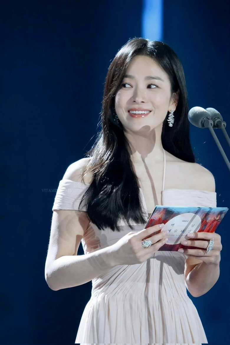 Dự sự kiện có chồng cũ, Song Hye Kyo mặc đầm xẻ ngực sâu hun hút, ảnh chụp lén đẹp không chê nổi - 2