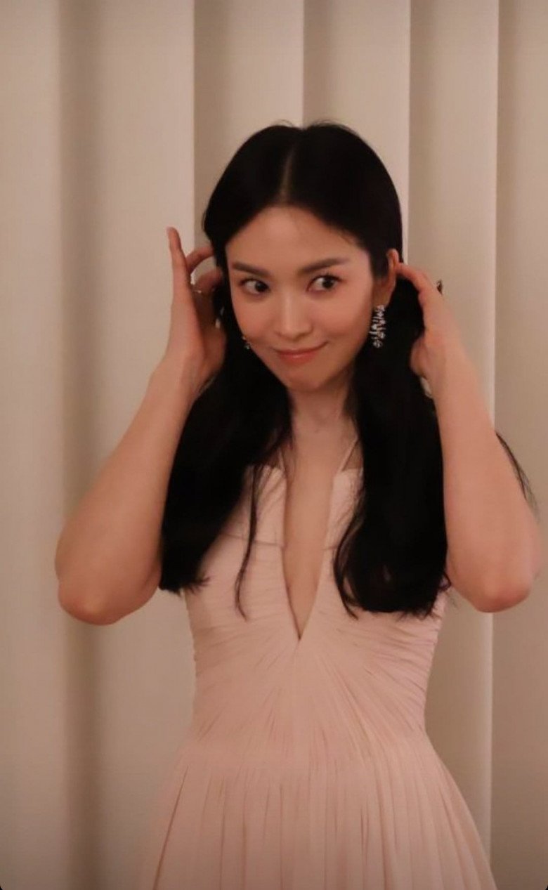 Dự sự kiện có chồng cũ, Song Hye Kyo mặc đầm xẻ ngực sâu hun hút, ảnh chụp lén đẹp không chê nổi - 1