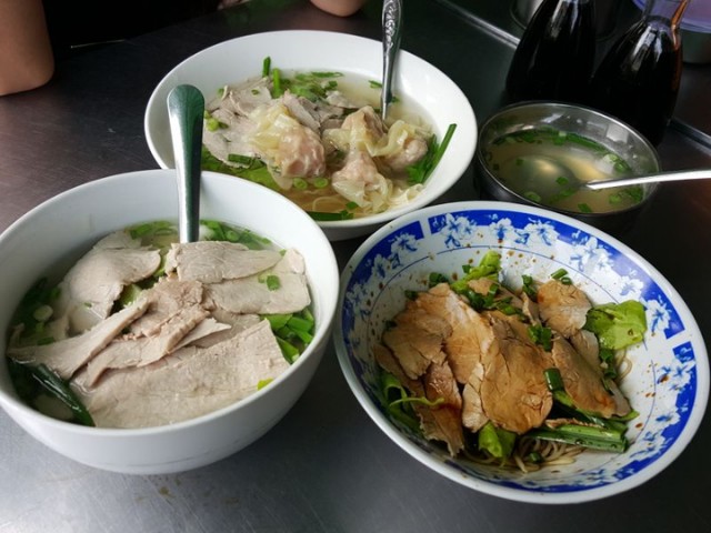 Phố ẩm thực chợ Thiếc không thiếu món ngon, đặc biệt với sandwich tuổi thơ thơm béo chỉ 10.000 đồng - 5