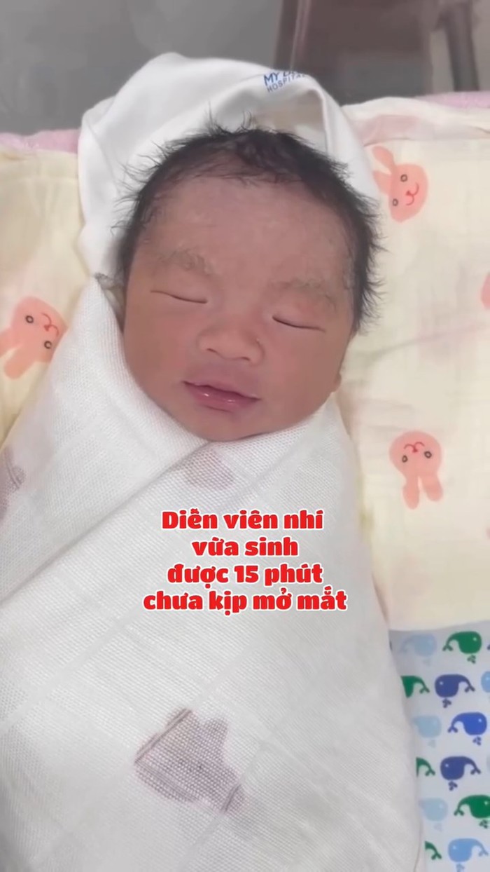 Vẻ ngoài &#34;ngoan xinh yêu&#34; của em bé vừa chào đời 15 phút đã đi đóng phim 300 tỷ của Lý Hải Minh Hà - 2