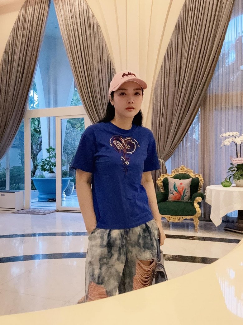 Hoa hậu &#34;độc nhất vô nhị&#34; của Việt Nam: U55 trẻ măng nhờ mặc món đồ của nhiều cô gái trẻ đáng tuổi con - 2