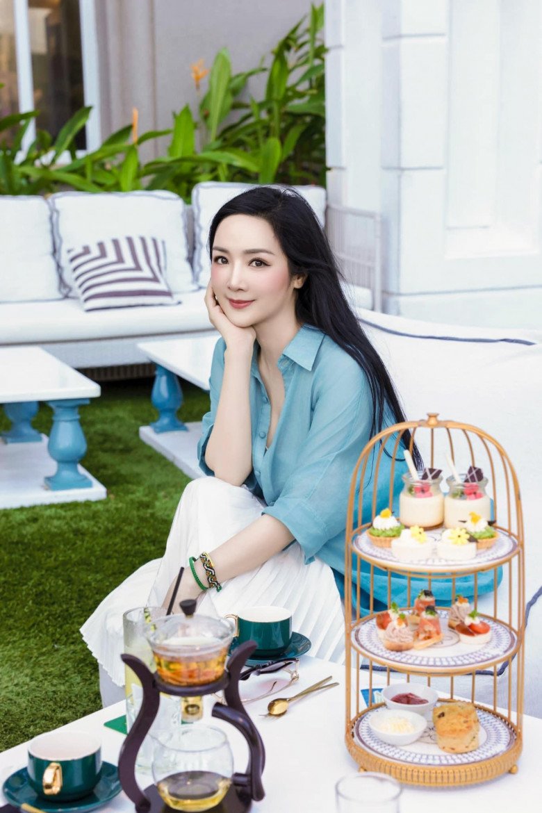 Hoa hậu &#34;độc nhất vô nhị&#34; của Việt Nam: U55 trẻ măng nhờ mặc món đồ của nhiều cô gái trẻ đáng tuổi con - 4