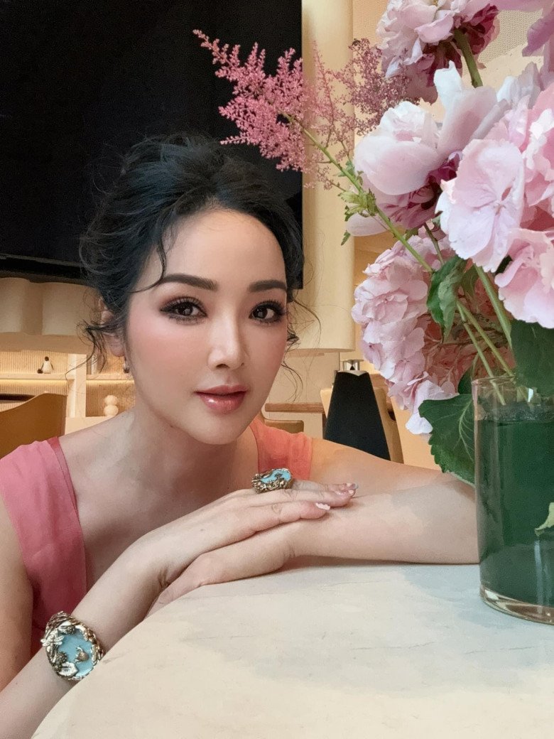 Hoa hậu &#34;độc nhất vô nhị&#34; của Việt Nam: U55 trẻ măng nhờ mặc món đồ của nhiều cô gái trẻ đáng tuổi con - 8