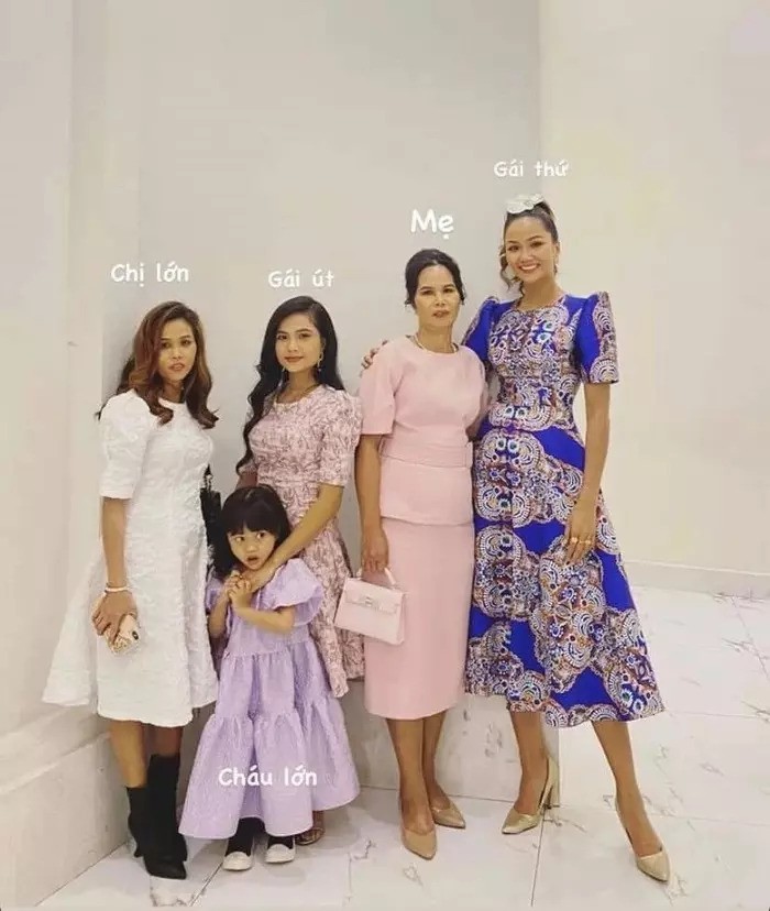 Nhan sắc người mẹ &#34;nghèo nhất làng hoa hậu&#34;, đẹp giản dị, quanh năm không biết phấn son là gì - 7