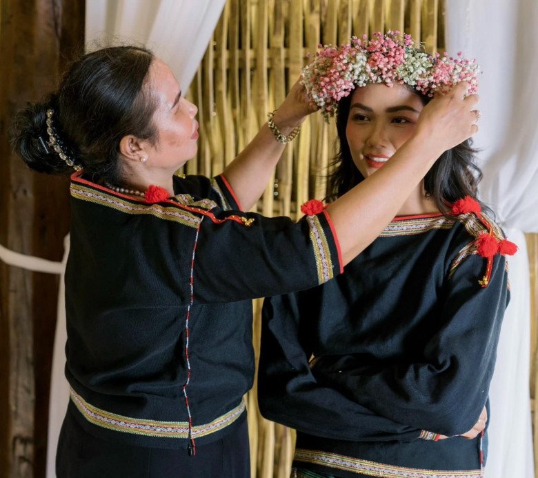 Nhan sắc người mẹ &#34;nghèo nhất làng hoa hậu&#34;, đẹp giản dị, quanh năm không biết phấn son là gì - 3