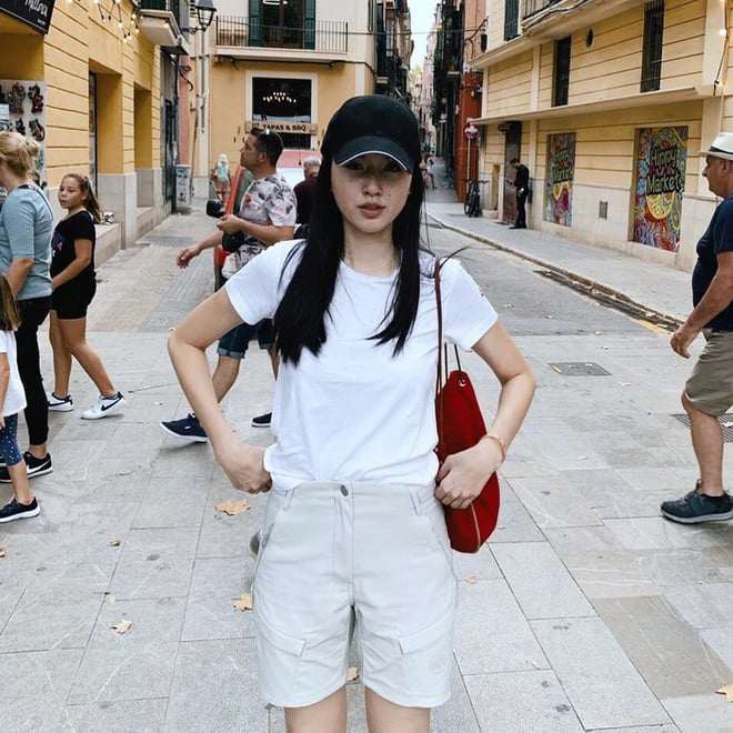 Nữ hoàng chuyển giới đẹp nhất Thái Lan, U40 diện đồ &#34;đốt mắt&#34; đi làm, nhưng ngoài đời ăn mặc trái ngược - 10