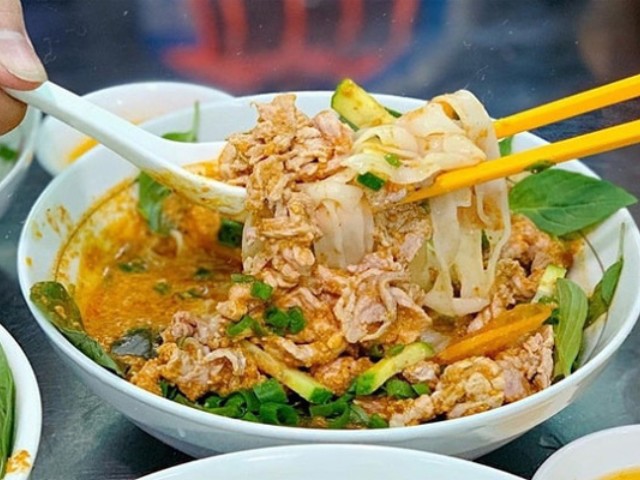 Có một phố ẩm thực ở Sài Gòn siêu &#34;cuốn&#34;, đặc biệt nổi tiếng với món cà ri cá viên thơm béo chỉ 35.000 đồng - 5