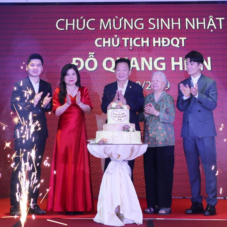 Mẹ chồng tỷ phú của hoa hậu Đỗ Mỹ Linh thích diện váy áo rực rỡ, nhìn bộ sưu tập túi hiệu mà choáng - 12