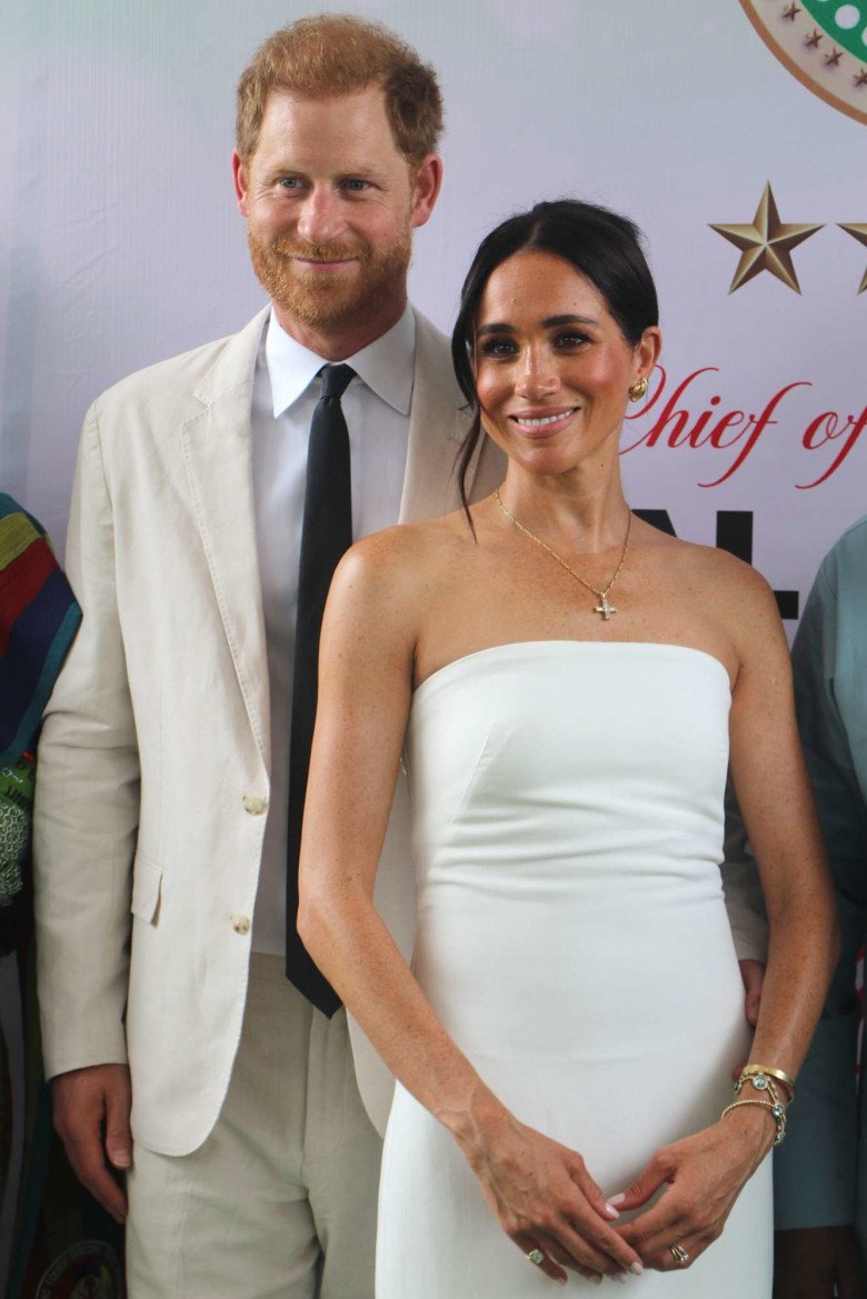 Công nương Meghan ngày càng "đối lập" Kate Middleton, diện đồ gợi cảm từ khi rời bỏ cung điện Hoàng gia - 3