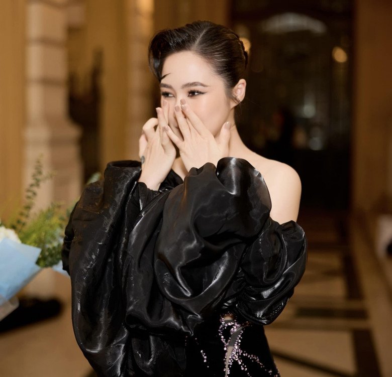 Nhan sắc đời thực của Hương Tràm khi vừa trở về Việt Nam, có một điểm thay đổi hoàn toàn - 1