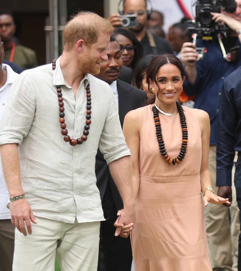 Công nương Meghan ngày càng "đối lập" Kate Middleton, diện đồ gợi cảm từ khi rời bỏ cung điện Hoàng gia - 1