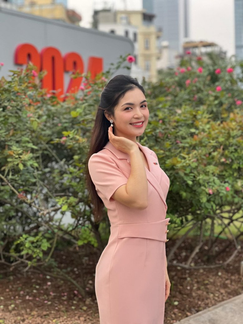 Hòa Minzy có một chị gái là MC VTV, không sinh đôi nhưng nhan sắc giống đến lạ, ai cũng nhìn nhầm - 6