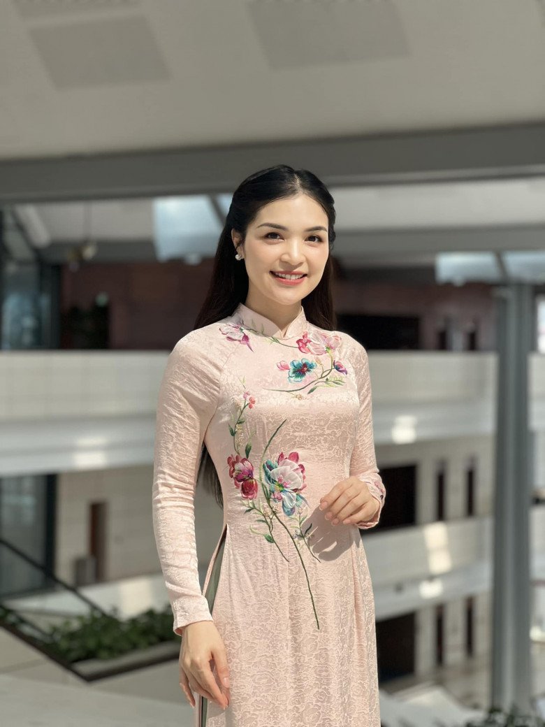 Hòa Minzy có một chị gái là MC VTV, không sinh đôi nhưng nhan sắc giống đến lạ, ai cũng nhìn nhầm - 8