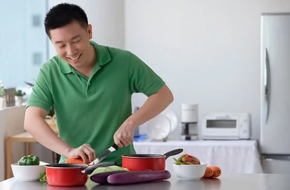 Vợ bầu mang nhầm hộp cơm trưa của chồng, khi mở ra cô phát hiện sự thật ngỡ ngàng - 1