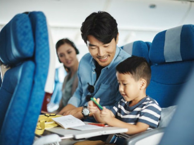 Những lưu ý bạn nên &#34;nằm lòng&#34; để giúp em bé có chuyến du lịch bằng máy bay an toàn, thoải mái - 8