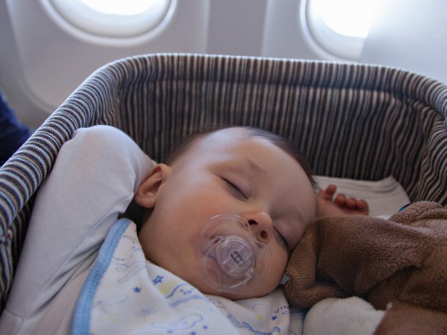 Những lưu ý bạn nên &#34;nằm lòng&#34; để giúp em bé có chuyến du lịch bằng máy bay an toàn, thoải mái - 2