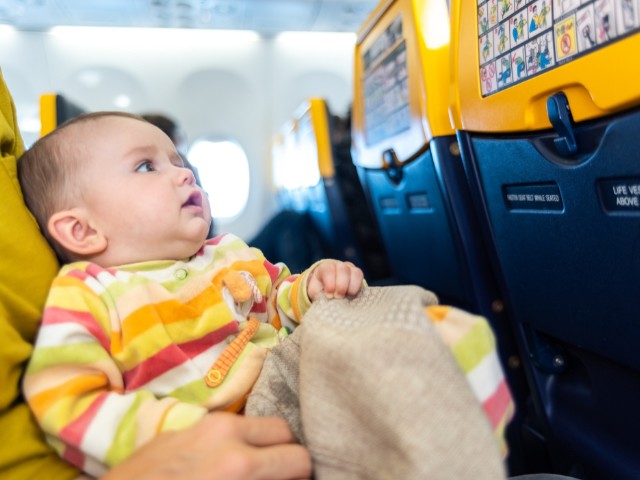 Những lưu ý bạn nên &#34;nằm lòng&#34; để giúp em bé có chuyến du lịch bằng máy bay an toàn, thoải mái - 3