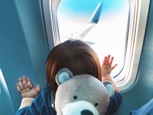 Những lưu ý bạn nên &#34;nằm lòng&#34; để giúp em bé có chuyến du lịch bằng máy bay an toàn, thoải mái - 4