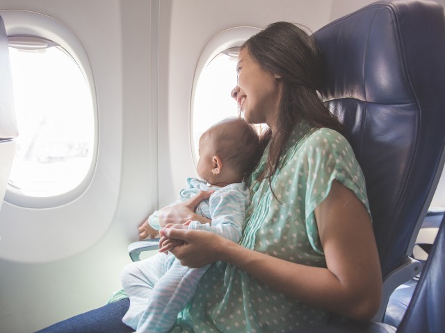 Những lưu ý bạn nên &#34;nằm lòng&#34; để giúp em bé có chuyến du lịch bằng máy bay an toàn, thoải mái - 1