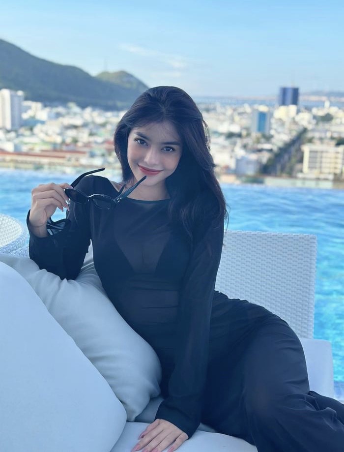 Á hậu 24 tuổi sống trong penthouse, khoe đường cong với bộ áo tắm chưa tới một mét vải - 5