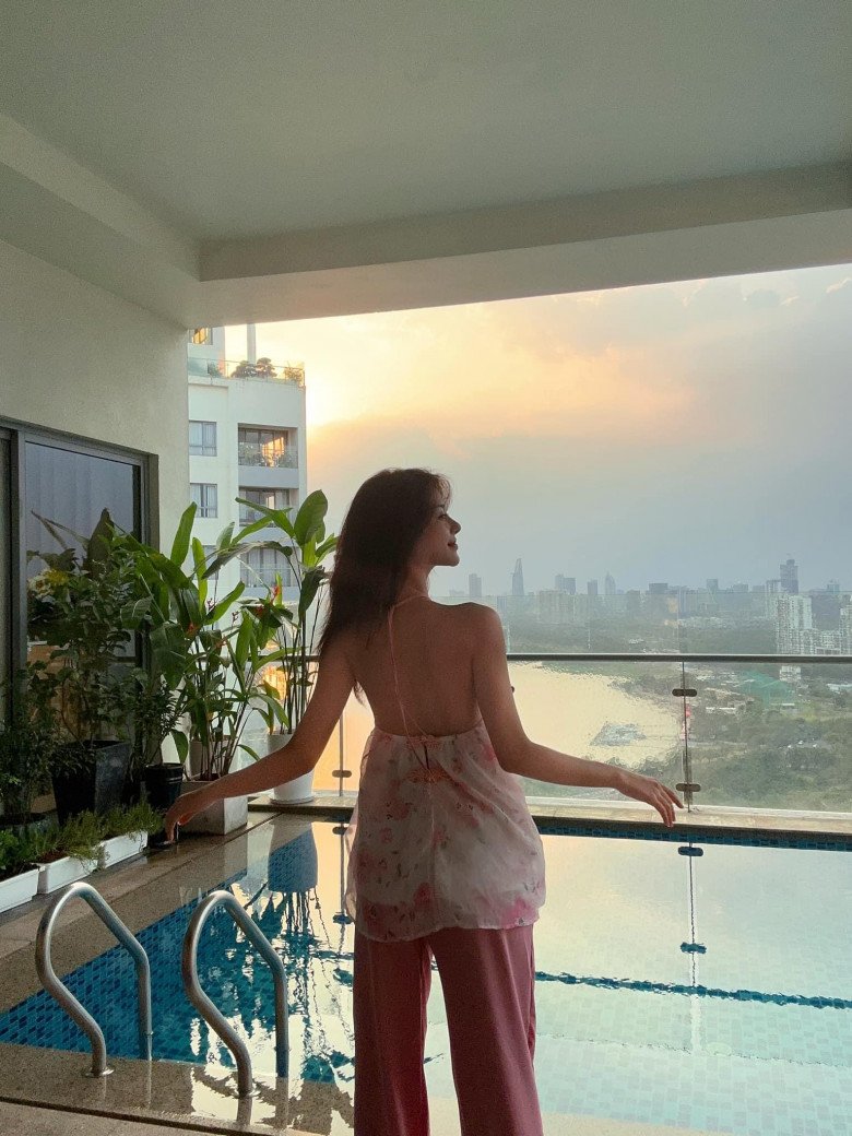 Á hậu 24 tuổi sống trong penthouse, khoe đường cong với bộ áo tắm chưa tới một mét vải - 8