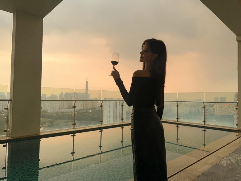 Á hậu 24 tuổi sống trong penthouse, khoe đường cong với bộ áo tắm chưa tới một mét vải - 6