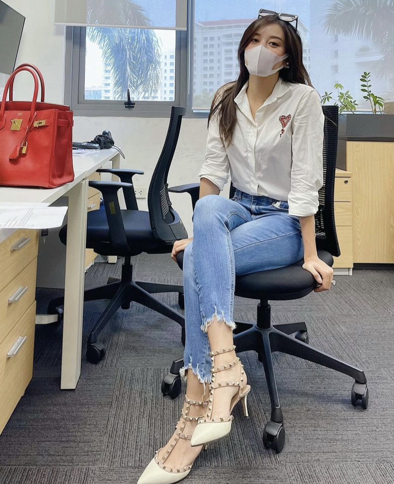 &#34;Quốc bảo nhan sắc Việt&#34; tự nhận đã 2 con, đổi style hững hờ với combo hóa nữ sinh - 6