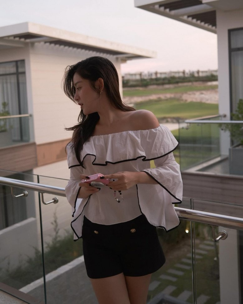 &#34;Quốc bảo nhan sắc Việt&#34; tự nhận đã 2 con, đổi style hững hờ với combo hóa nữ sinh - 3
