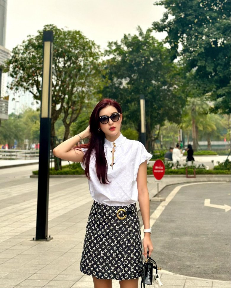 &#34;Quốc bảo nhan sắc Việt&#34; tự nhận đã 2 con, đổi style hững hờ với combo hóa nữ sinh - 9