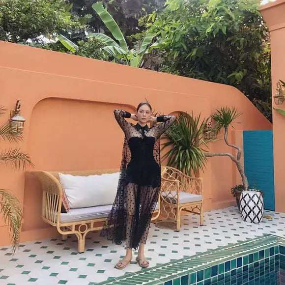 2 nàng dâu hào môn có chung style đi biển, diện đồ tắm kín cổng cao tường nhưng ai cũng phải trầm trồ - 4