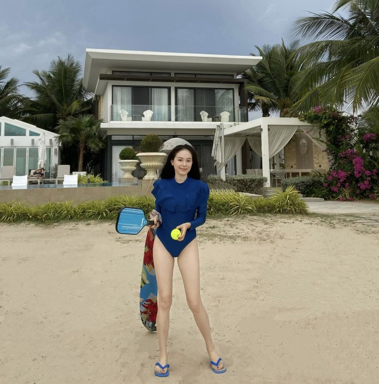 2 nàng dâu hào môn có chung style đi biển, diện đồ tắm kín cổng cao tường nhưng ai cũng phải trầm trồ - 1