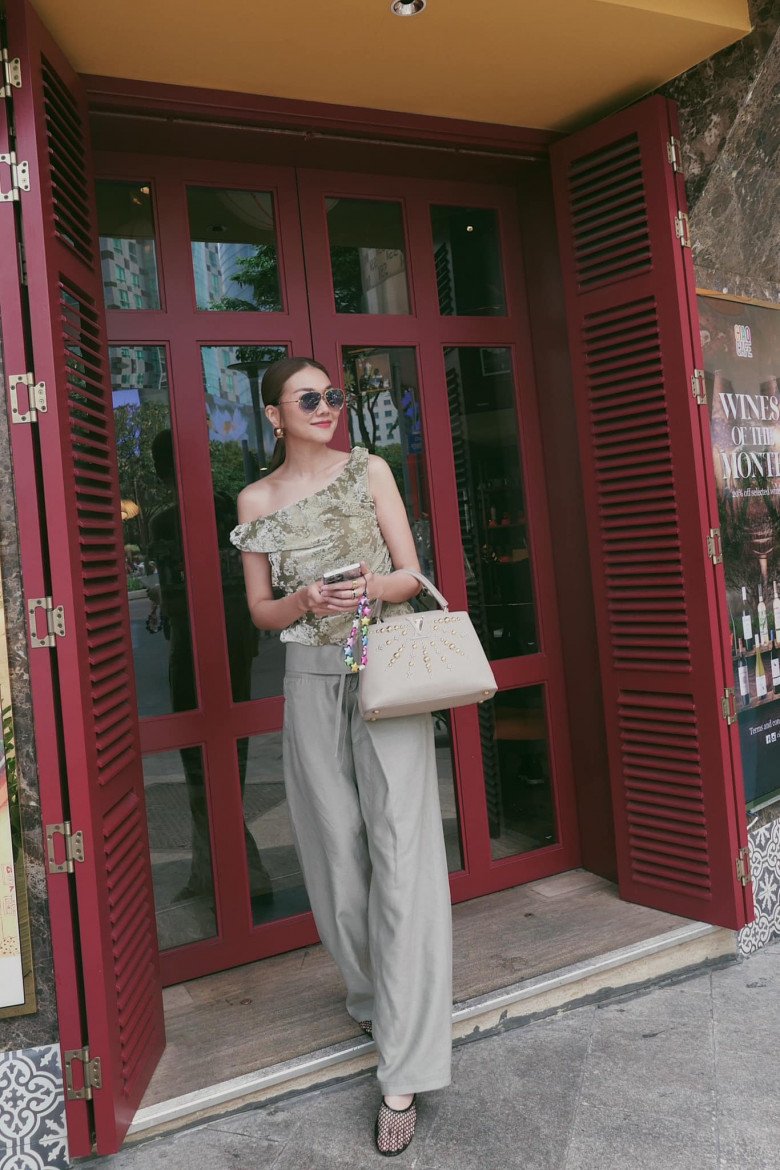 Hậu lấy chồng, &#34;đệ nhất chân dài Việt&#34; càng ăn mặc hồi xuân, có hai tuyệt chiêu chị em nên học hỏi - 7